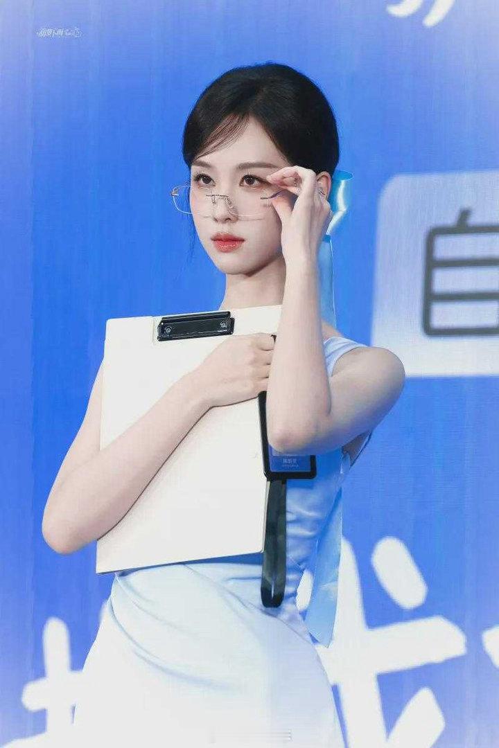 戴眼镜的陈嘟嘟老师，你遭得住吗？ 