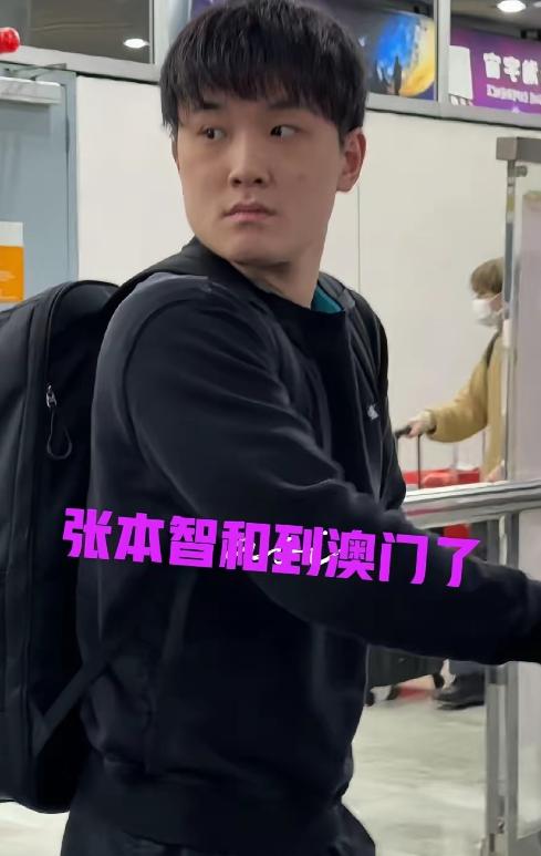 张本智和到澳门后，暴露一个不争的事实，那就是他没有赞助商，因为他又穿了那件旧T恤