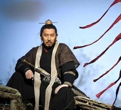 刘邦当皇帝后，为了避免他爹下跪，刘邦想了一招，后世沿用2000年

公元前二百零