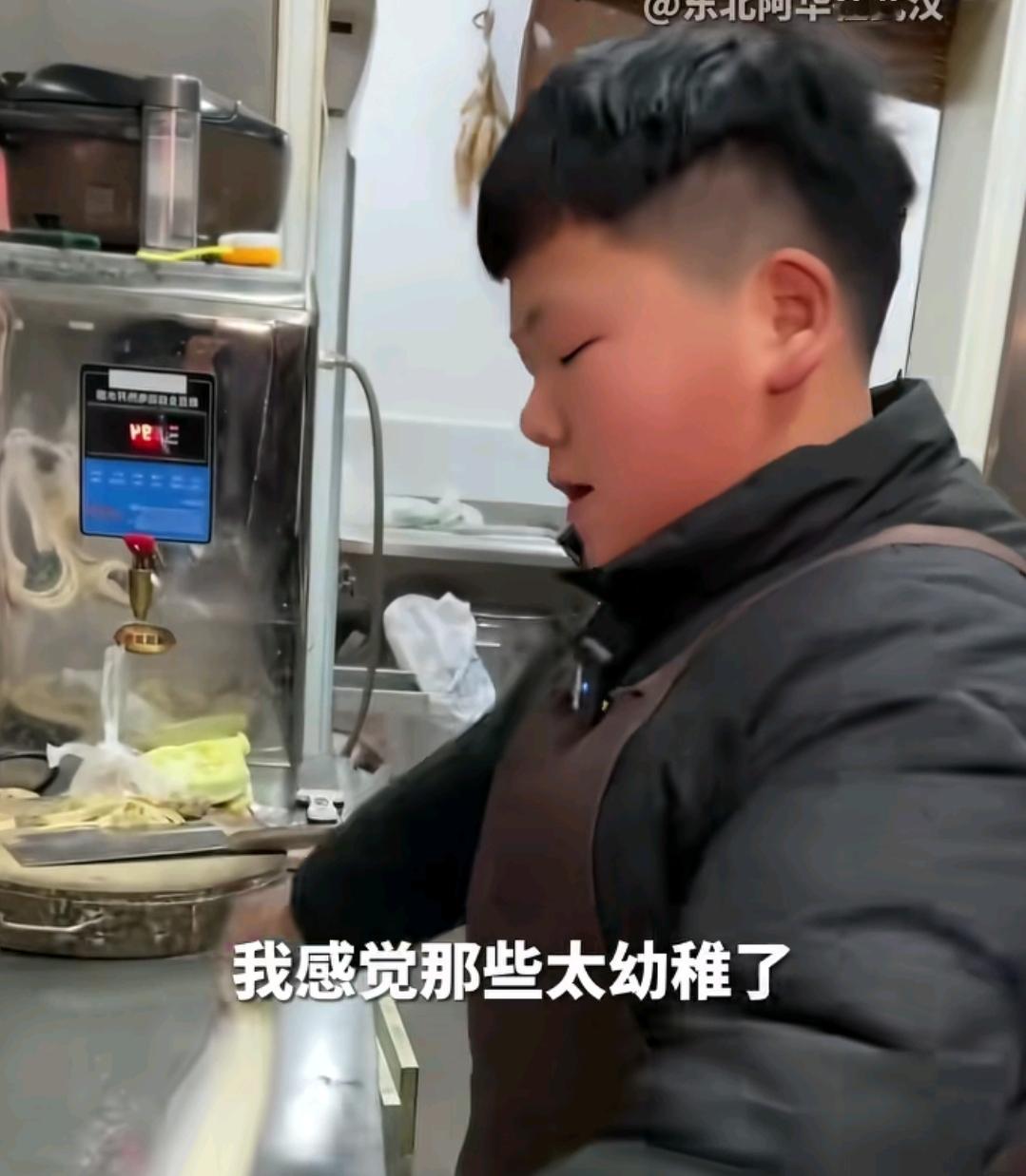 确定了，这孩子是来报恩的。
这个孩子，家里是开饭店的，假期里，就是帮父母打理拌面