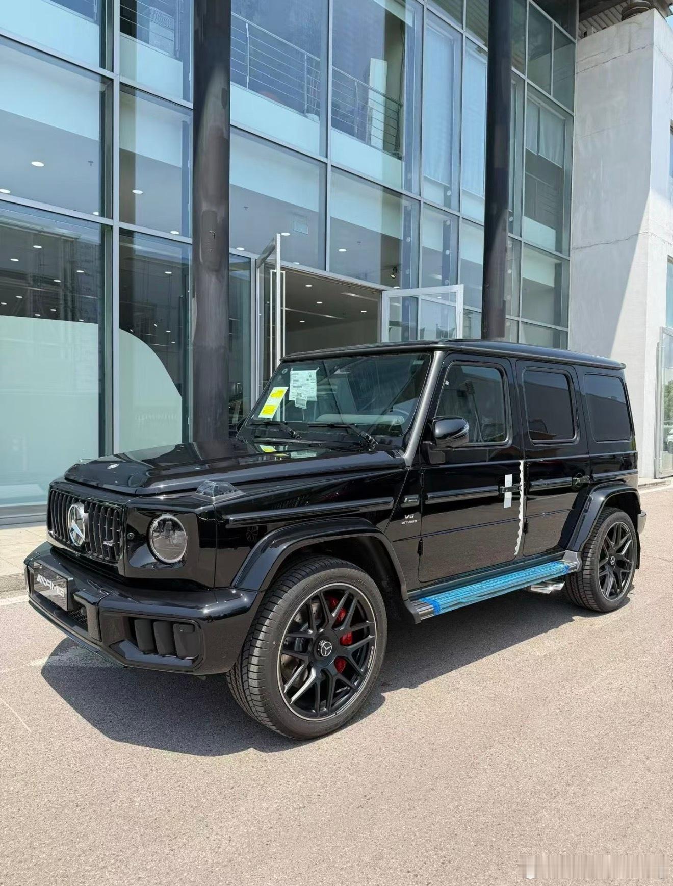 奔驰 G63 黑/红927 + 孟加拉红 13200+A22主动行驶 57000