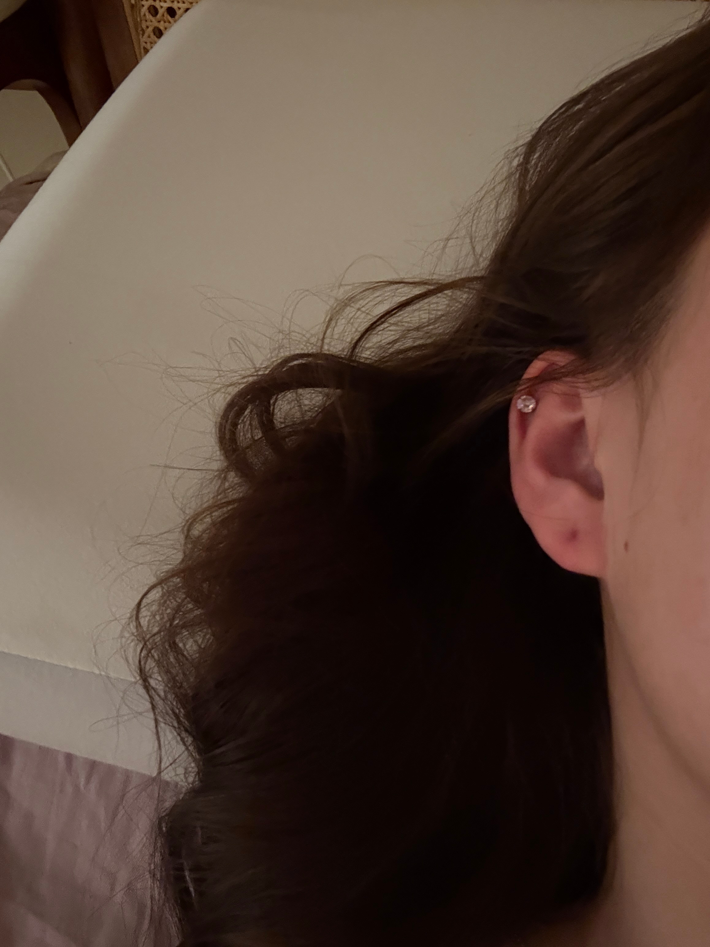 老娘不伺候了！！！！！！一年多了还是反复发炎！去你的吧坏耳洞！我不要了！ 