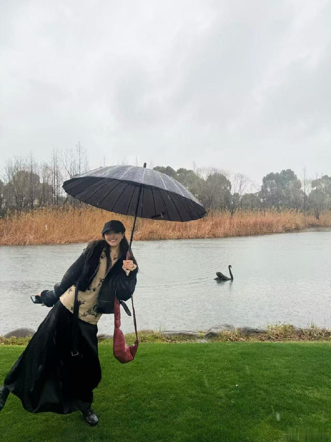 李兰迪听雨声李兰迪雨中撑伞live太美了兰迪～ 