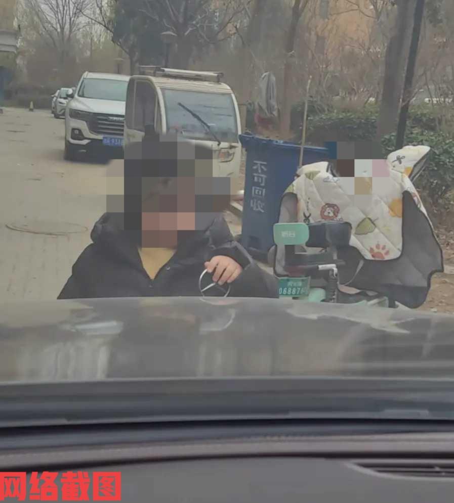 山东有男子把奔驰车停在路边等人。

让男子没有想到有个小女孩经过时，看到奔驰车的