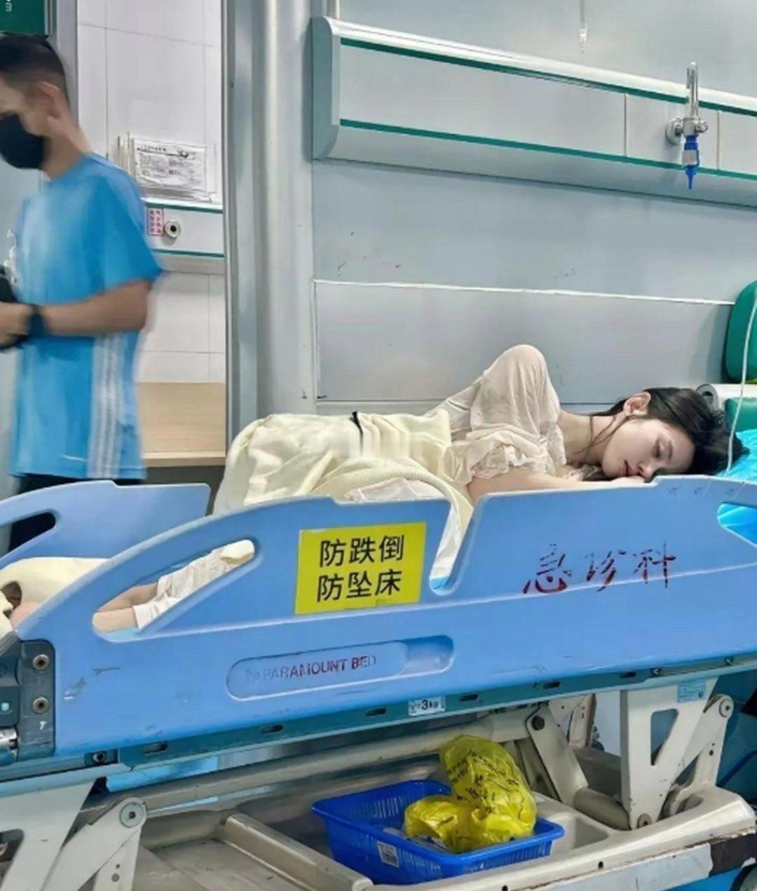 女朋友喝醉酒了，送她来医院看看，真的是麻烦人了。 