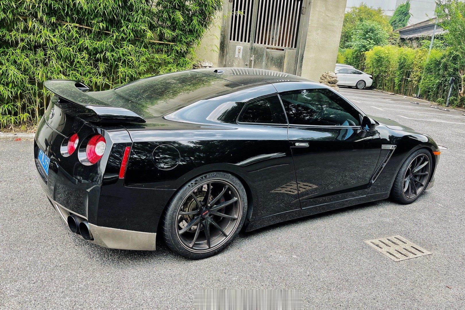 今天七夕还遇到大暴雨，路上人多车多，这几天在上海代步朋友给了台R35，车是 挺不