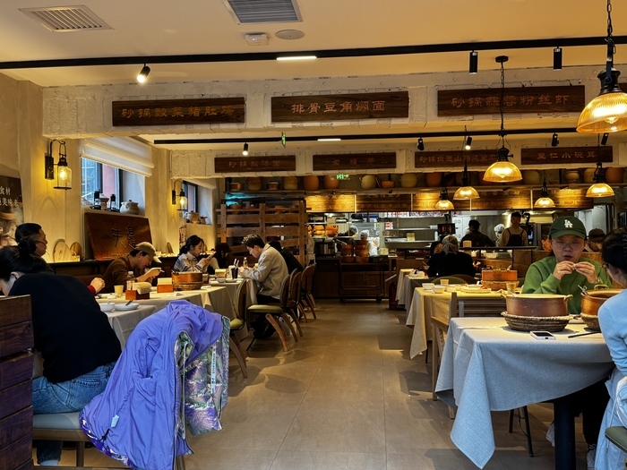实探贾国龙新餐饮焖面店：由独立团队运营，店长称人均消费40元左右 | 大鱼财经
