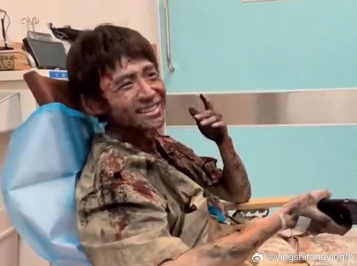白敬亭新剧又变焦敬亭从《开端》的公交车爆炸到《不眠日》的银行闹市危机四伏，白敬亭