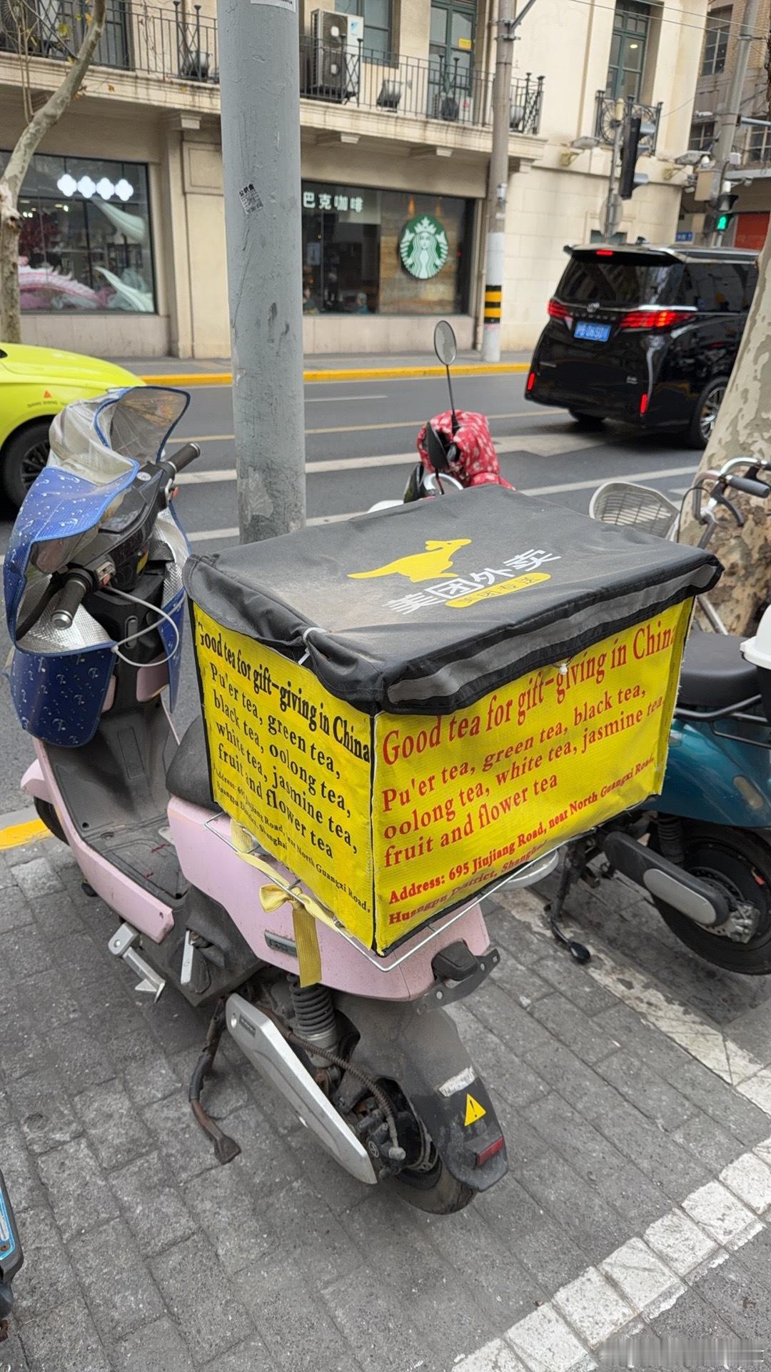 因为外国游客很多。现在九江路上的店，已经在做纯英文的广告了。 上海·南京路步行街