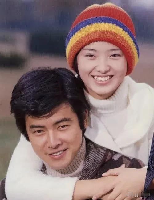 山口百惠年纪轻轻就退出娱乐圈，可能这也是没有办法的事，因为日本演艺界竞争激烈，人