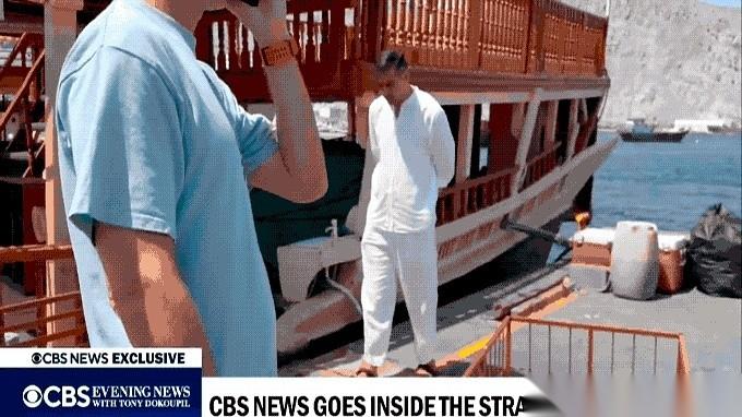 一名美国记者雇了一艘小木船，晃晃悠悠地闯进了霍尔木兹海峡。
镜头拍过去，海面上全