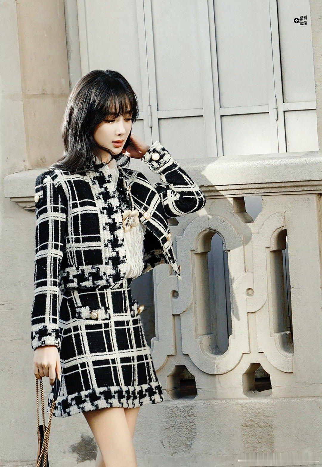 #杨紫黑白小香#风韵十足，高跟鞋映衬公主范儿。拍摄间隙也难掩魅力，生图也超惊艳，