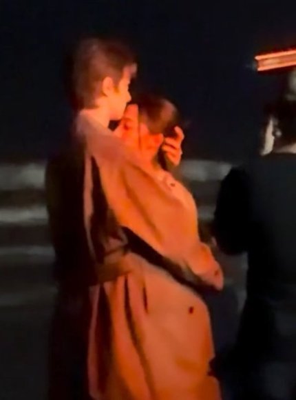 关晓彤林一鼻尖碰喉结这一下关晓彤林一这个贴合度，说没暗中多练几遍我是不信的，哈—