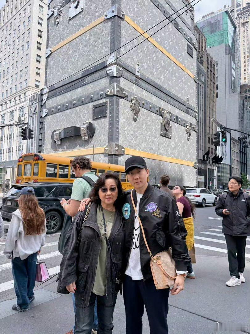 林俊杰现身七七毕业典礼顶流天王放下工作，连续两天见证女友高光时刻，从正装观礼到低