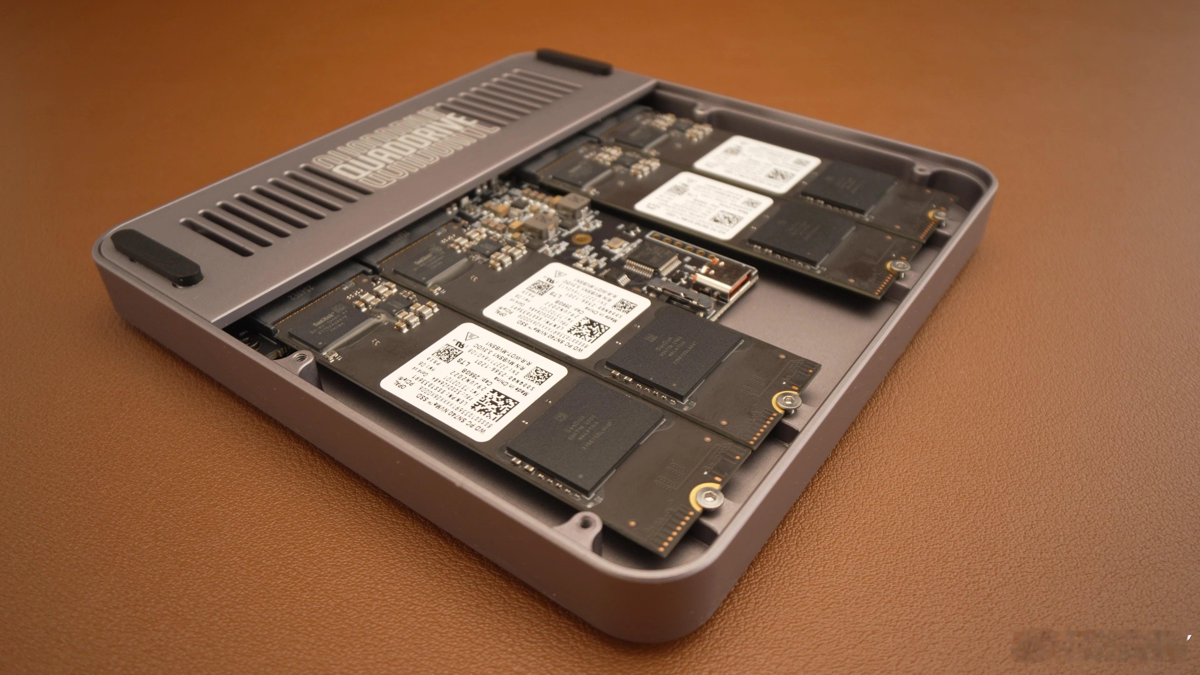 华强北做出了能插 4 块 SSD 的 Mac mini 存储扩展，最大可以支持 