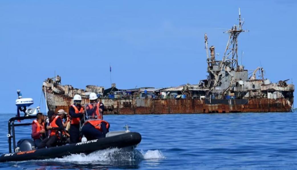 1999年，菲律宾打着“破船搁浅”的幌子，把一艘破旧的“马德雷山号”强行停在中国