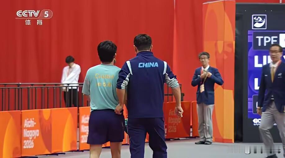 小石头得势不得分，大比分0‑2落后林昀儒。熟悉的名场面来了，国乒大赛曾多次出现0