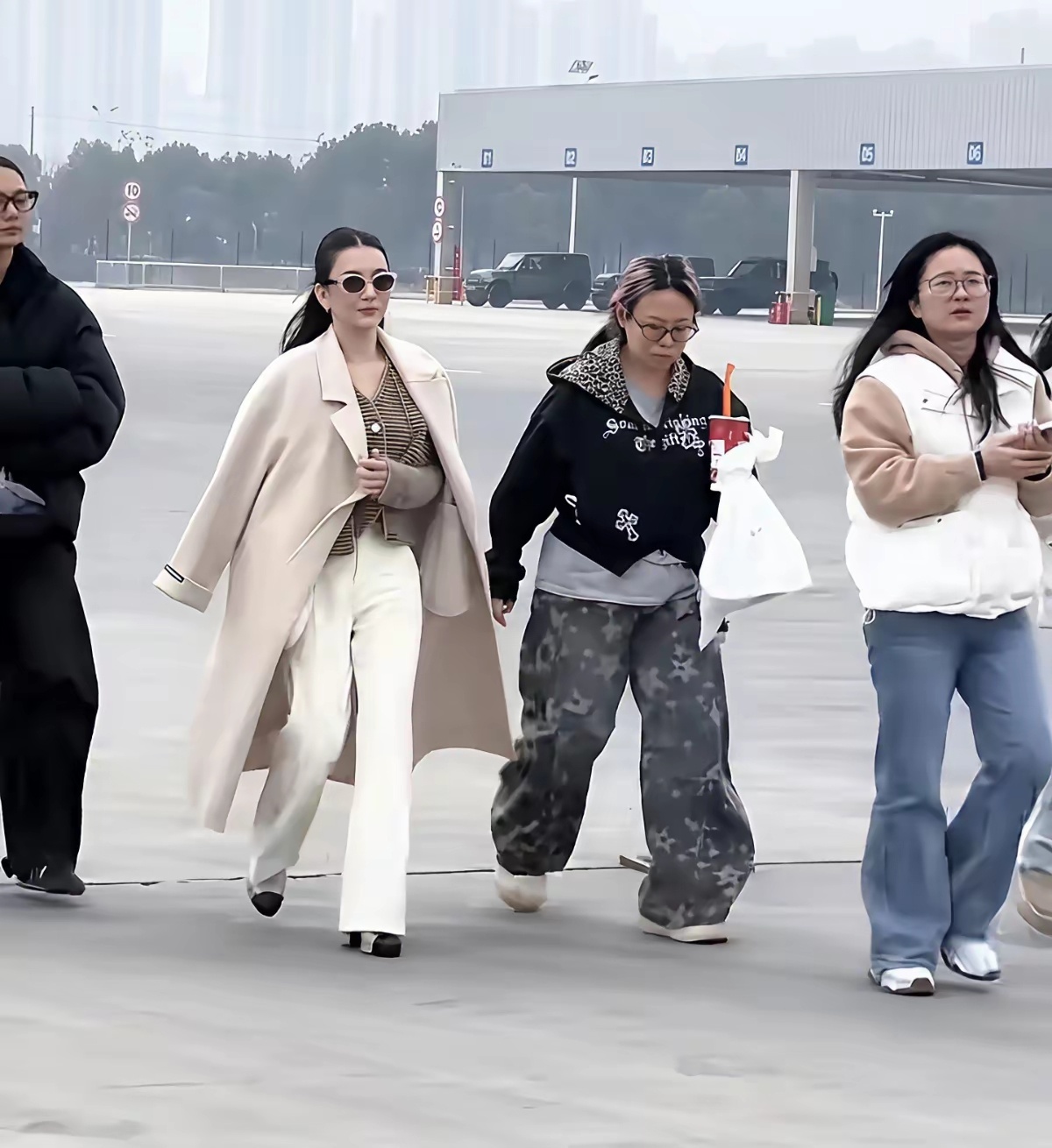 方媛生完三胎后现身家乡，摘下墨镜后的她，明显感觉气血不足，也没以前漂亮了 