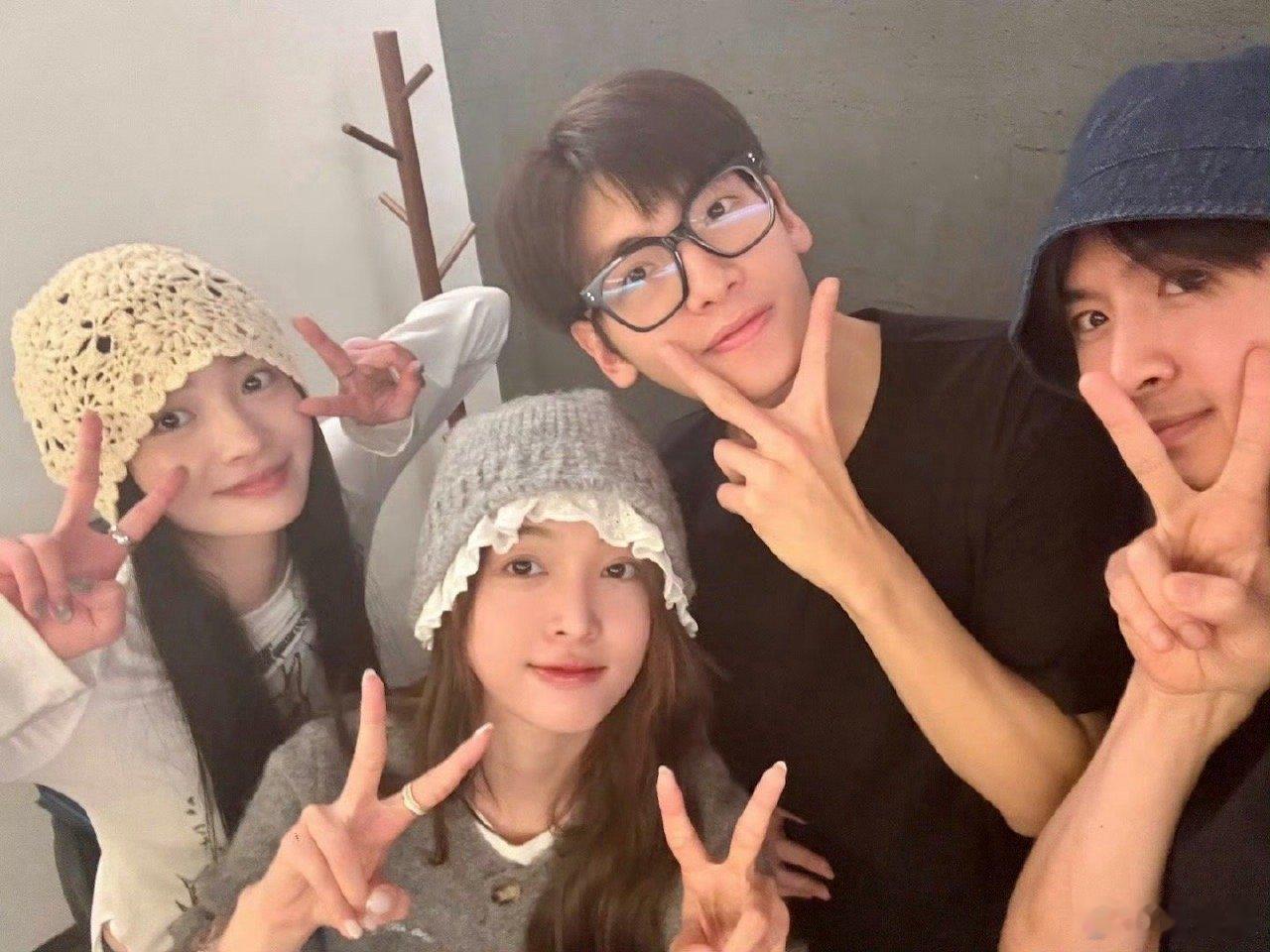 张云龙吴宣仪翟潇闻周洁琼合照《淮水竹亭》小分队又集结啦👭👫 ​​​