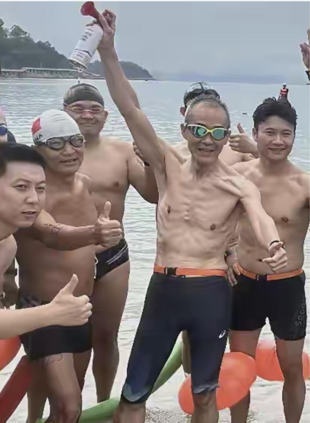 王石现身深圳大梅沙，没带小女朋友在身边，人比黄花瘦，这瘦与王健林可以一比高低了。