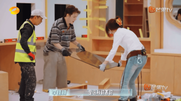 李佳琦打开手机运动步数过万李佳琦这就是高精力人吗没有一刻空闲的李佳琦，在店铺装修