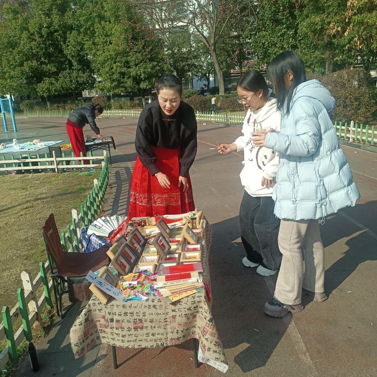 阳光明媚的日子里，来一场温馨的市集体验！🌞💐📖