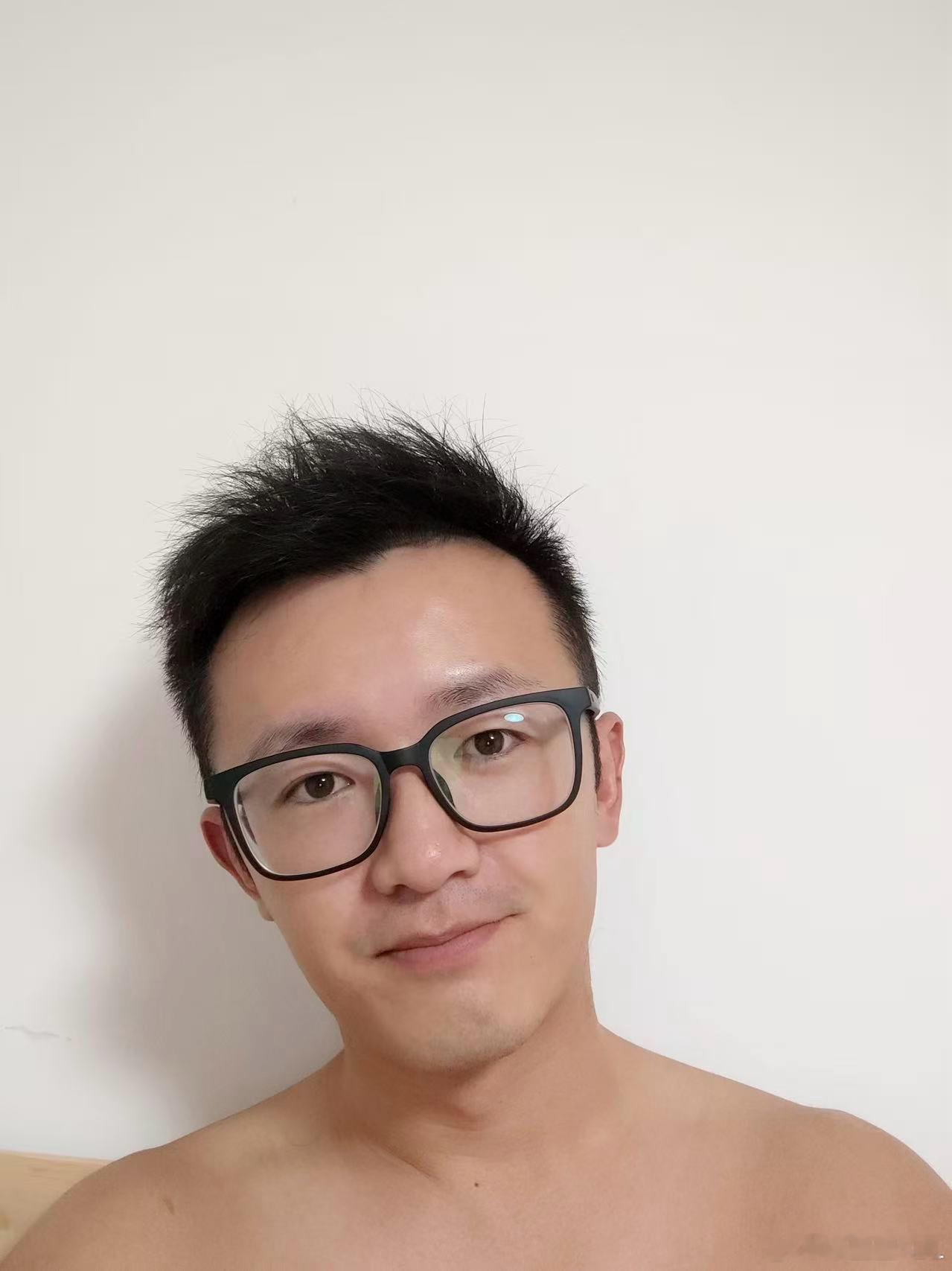 翻出一张2022年的照片。感觉那时候发量还可以唉？男人的花期太短了。 