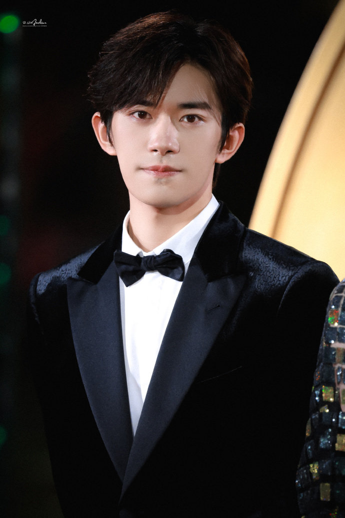 易烊千玺生图免检，易烊千玺黑丝绒西装好板正，谁懂这个千玺的生图真的满分优越感啊，