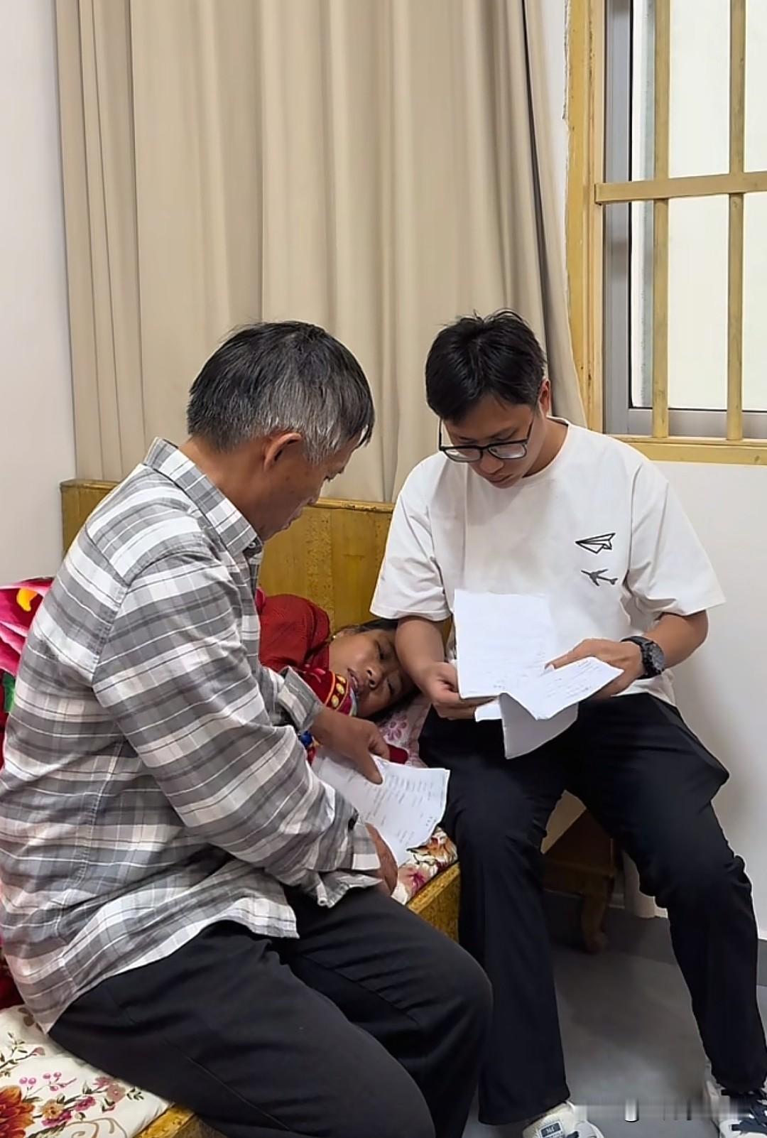 梁志辉一回来，他就和老爸坐在老妈床边，捧着一堆检查单，仔细问起老妈的病情。
 