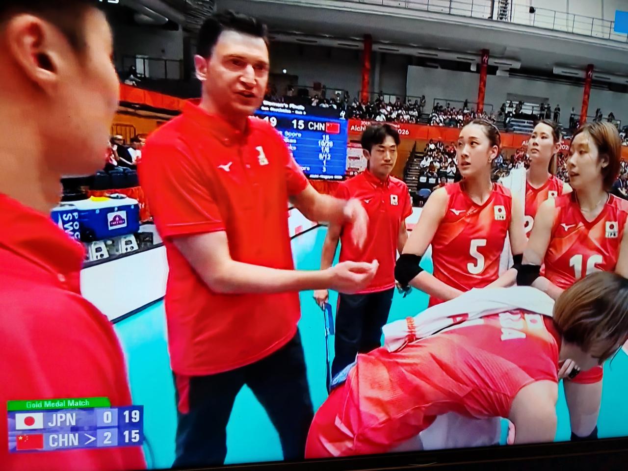 9月22日亚运会女排决赛，中国女排对阵日本女排，前两局中国女排大比分2：0领先，
