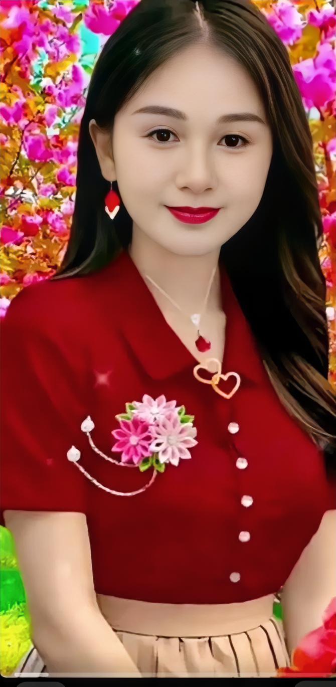 满目繁花相伴，一身红衣温婉大方。岁月悄悄流转，不必追赶世间喧嚣，安静做自己就很好