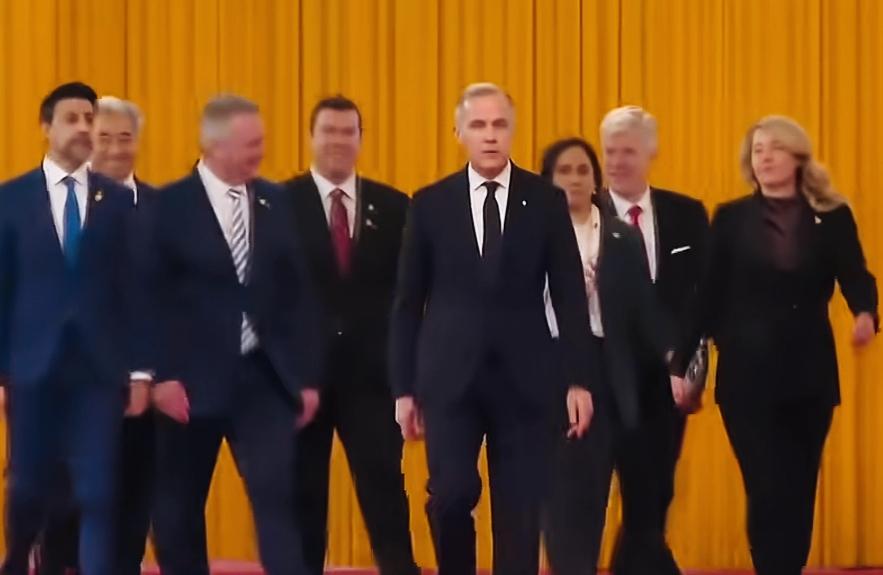 加拿大总理卡尼的步伐看起来领导范十足啊！
卡尼率领自己的团队，走起来很有气势啊！