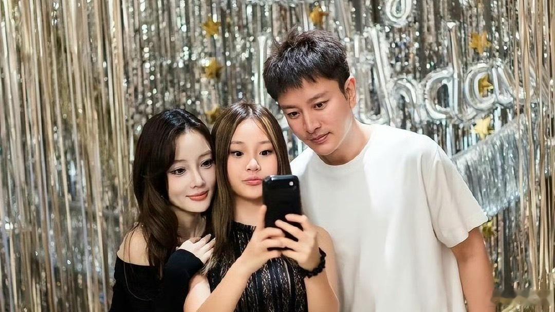 甜馨 爸爸回来了小萌娃长大时间过得好快，小甜馨一晃眼都这么大了，真是我们看着长大