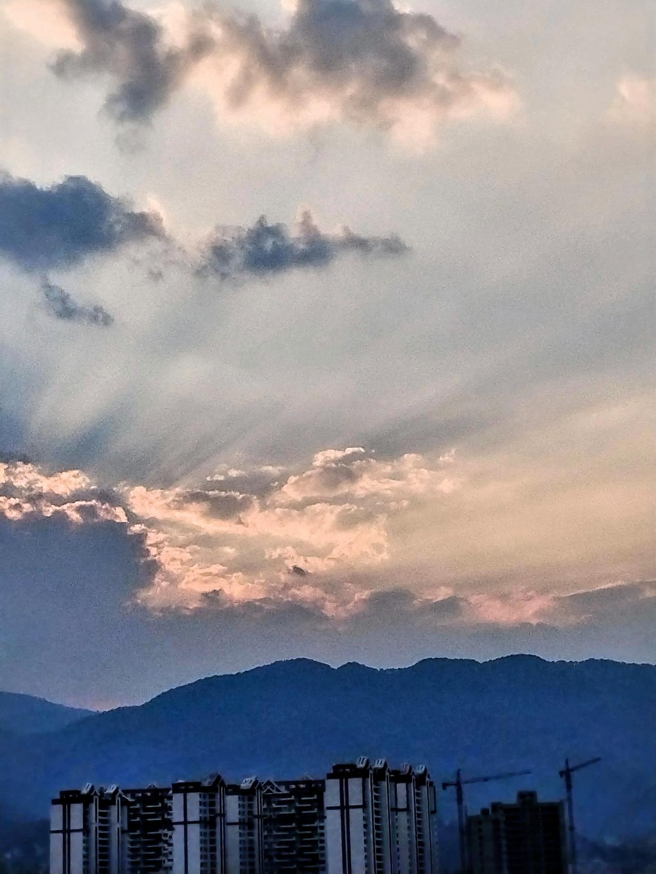 狂风呼啸着席卷而来，吹得树枝疯狂地摇曳，树叶沙沙作响，仿佛在诉说着大自然的威严。