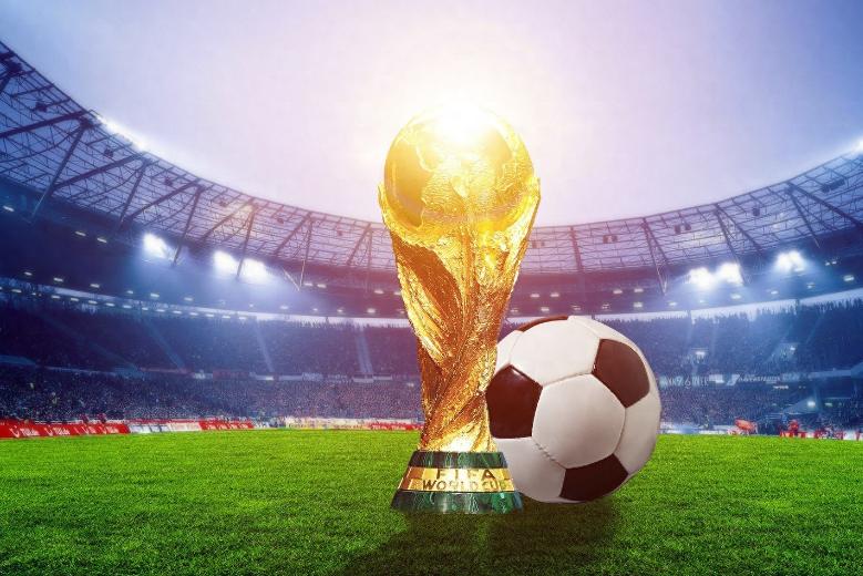 2026年美加墨世界杯上，一颗足球在开赛前要像手机一样插上充电线，充满90分钟电