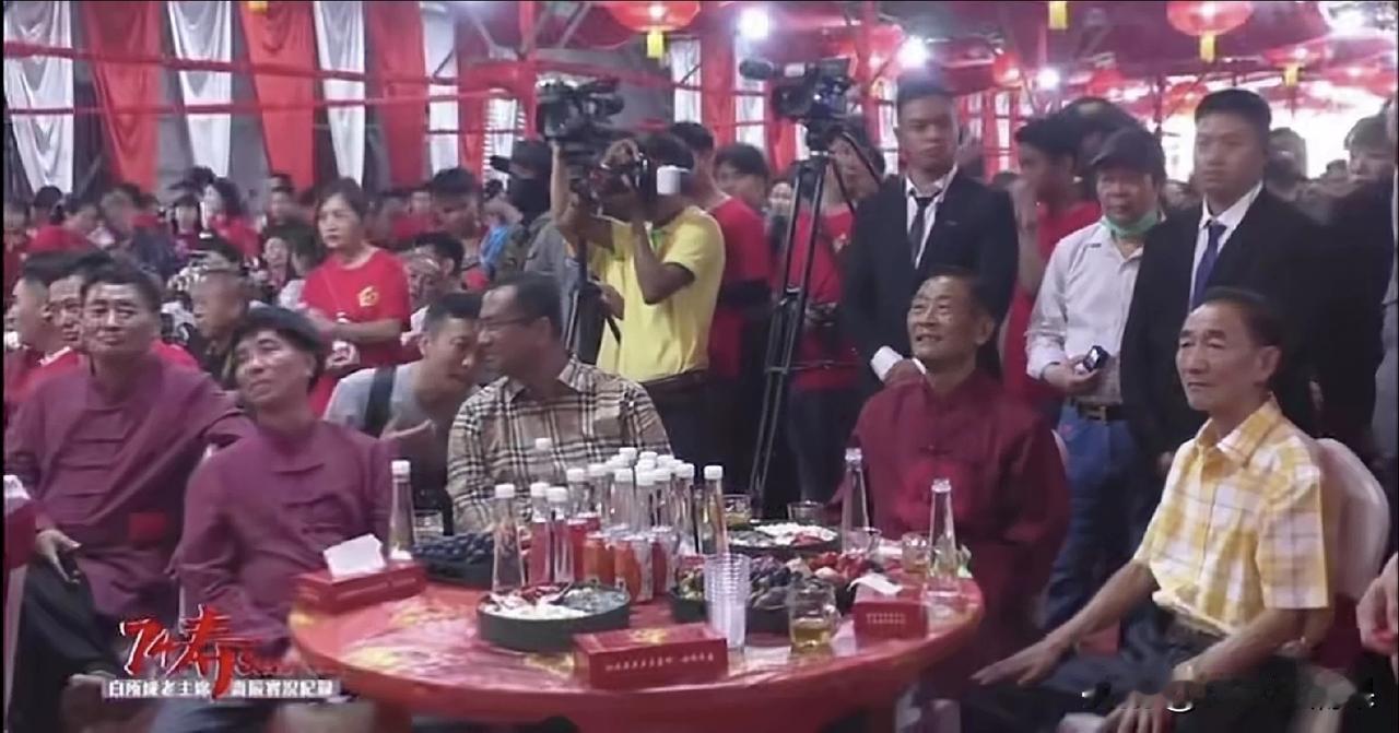 白所成曾经的高光时刻！前呼后拥，无比的风光。
不知道他到底是吃了什么熊心豹子胆，