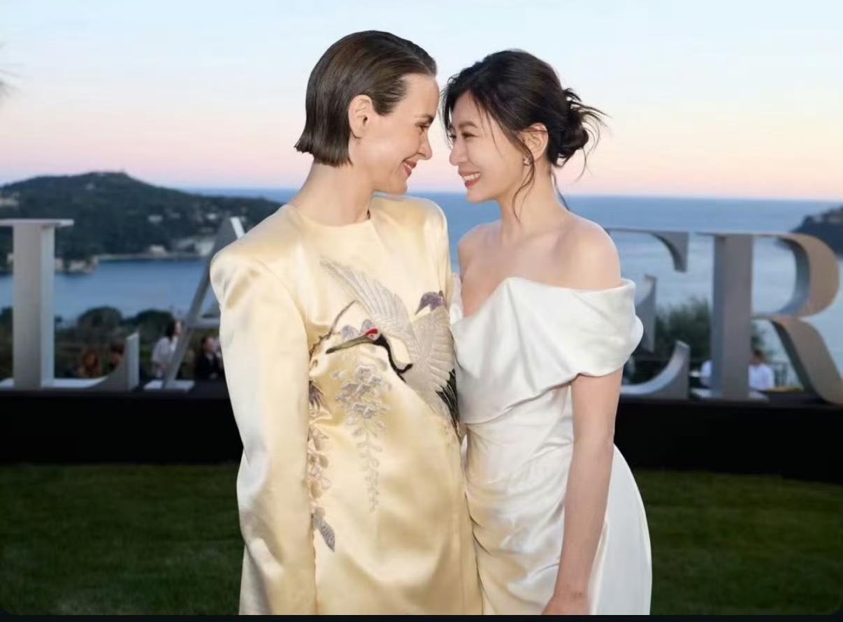 超惊喜！贾静雯与Sarah Paulson惊喜同框，瞬间引爆话题！😱😱😱