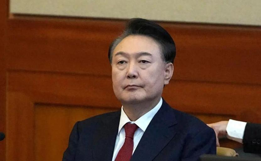 尹锡悦彻底栽了，首尔法院的重锤终于砸下，30年刑期一天都不能少。他拼命隐藏的黑幕