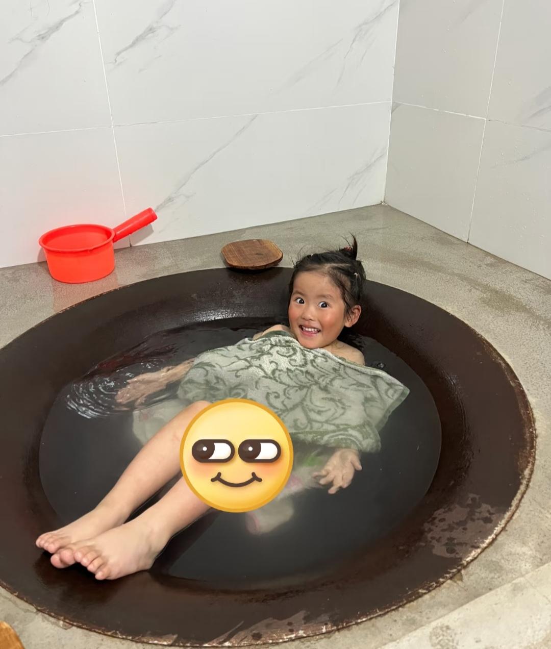 这就是传说中的“铁锅炖自己”?
近日有一女子分享当地的澡锅文化，是一个专门洗澡的