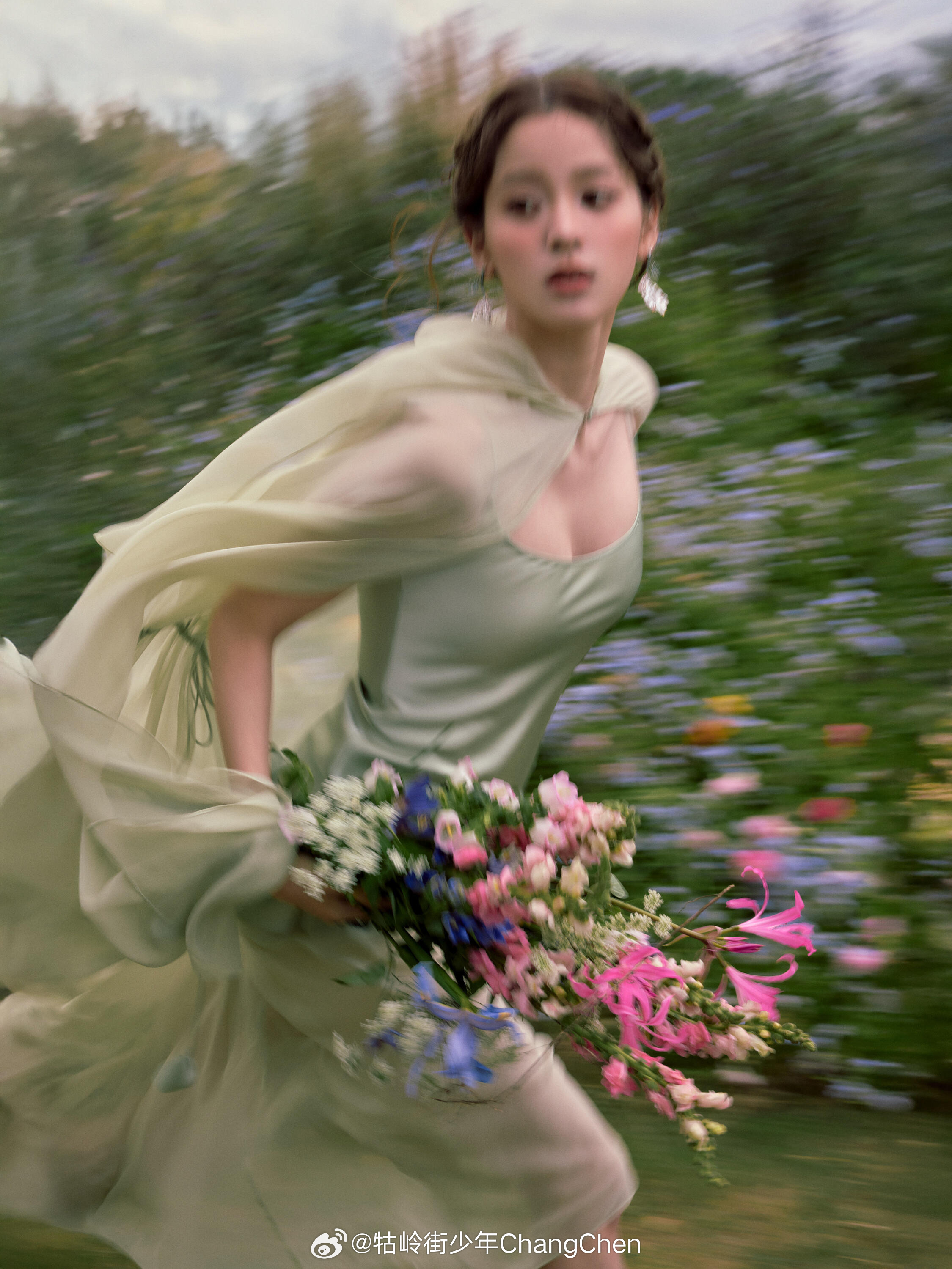 欧阳娜娜出席VOGUE盛典造型，审美真的是天赋，她从小的审美就很高级图三应该是致