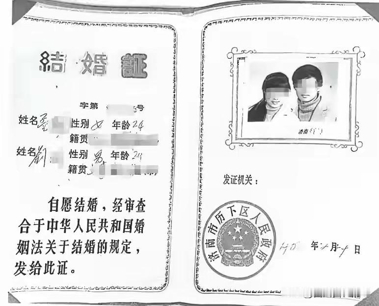 上海，男子是航空公司的高管，长期在外地工作，一周或一月才回家一次，他妻子和孩子在