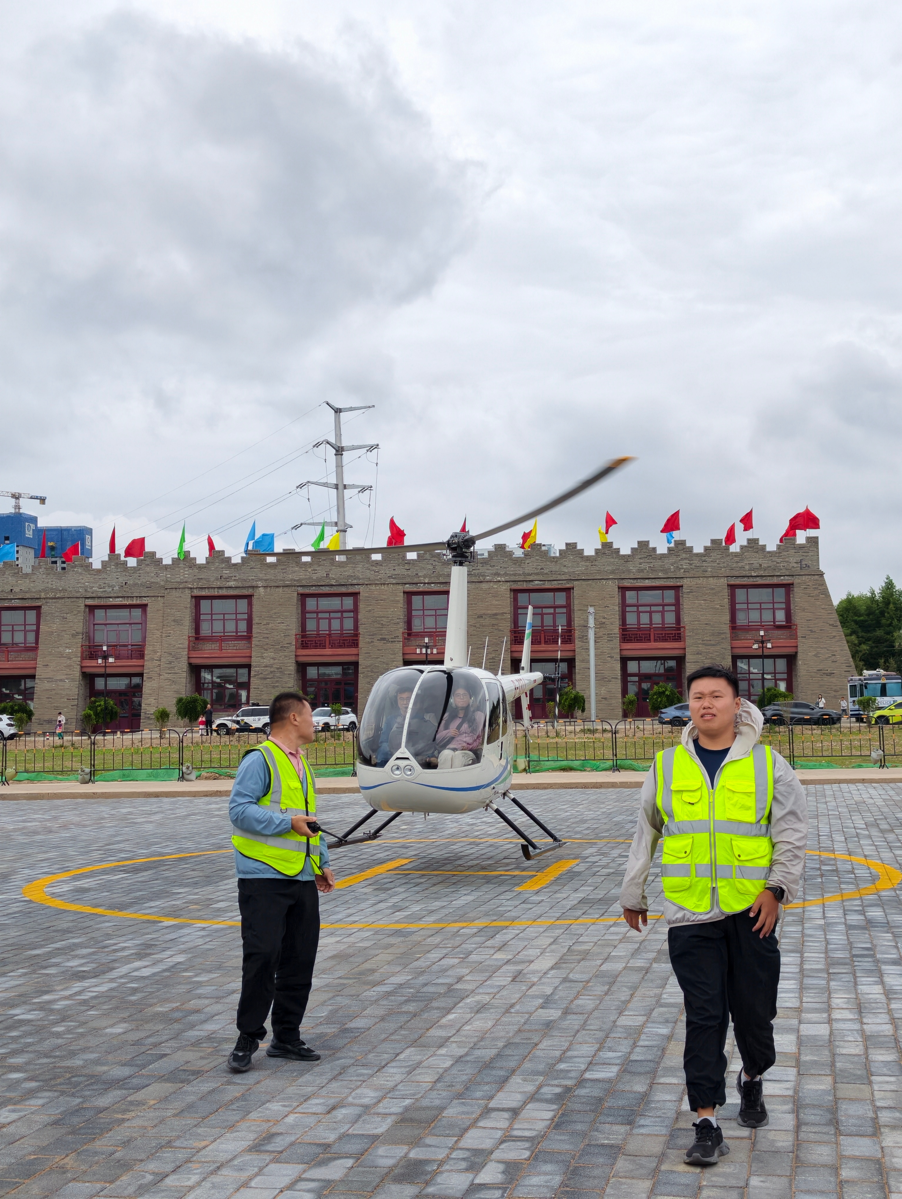我们市竟然搞起了低空文旅体验，298元直升机带你飞8km，大家觉得这个价格贵不贵