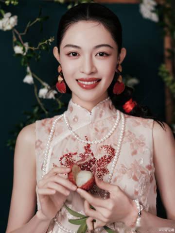 看容祖儿和钟楚曦合唱《滥俗的歌》好过瘾！两位实力歌手的碰撞让这首经典歌曲焕发新生