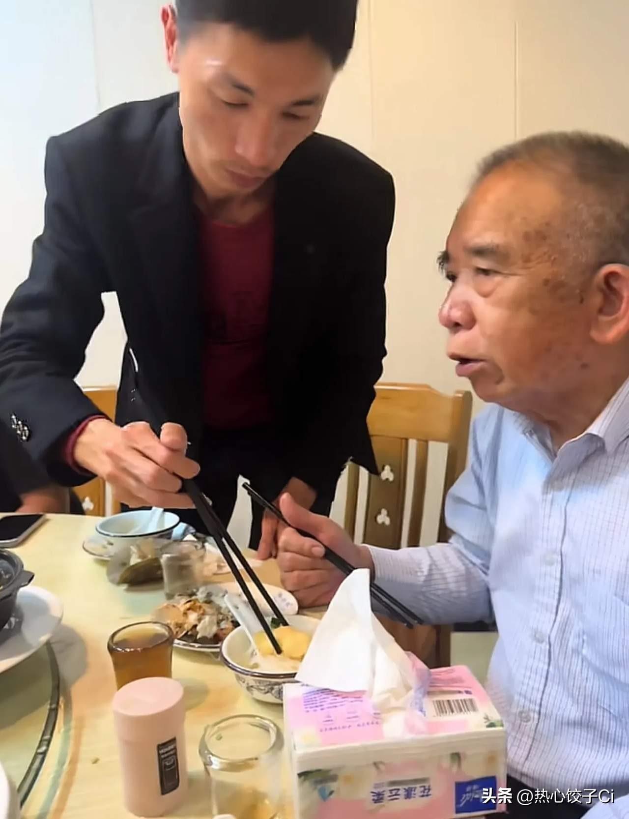 李鑫回家后，和家人聚在一起吃饭，桌上的饭菜很丰富。李鑫坐在养父的身边，并给他夹菜