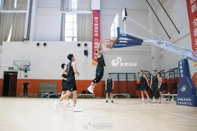山东高速男篮选秀揽下的北京体育大学的核心控卫谢智杰，与上海交通大学的队长前锋郑晓