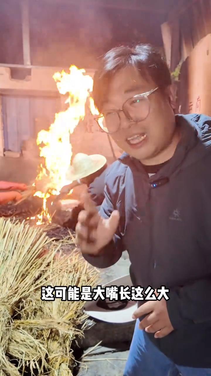 保山稻草烧猪。
兄弟们，这可能是大嘴长这么大见过的最生猛的美食，活猪稻草。烤到7