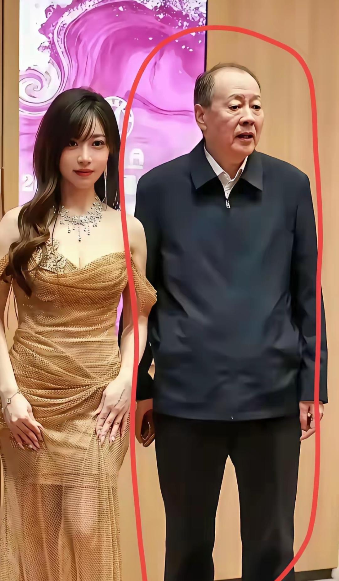 你还在为《英雄本色》里他捅兄弟的镜头咬牙吗？
别傻了——现在拍《破毒强人》的李子