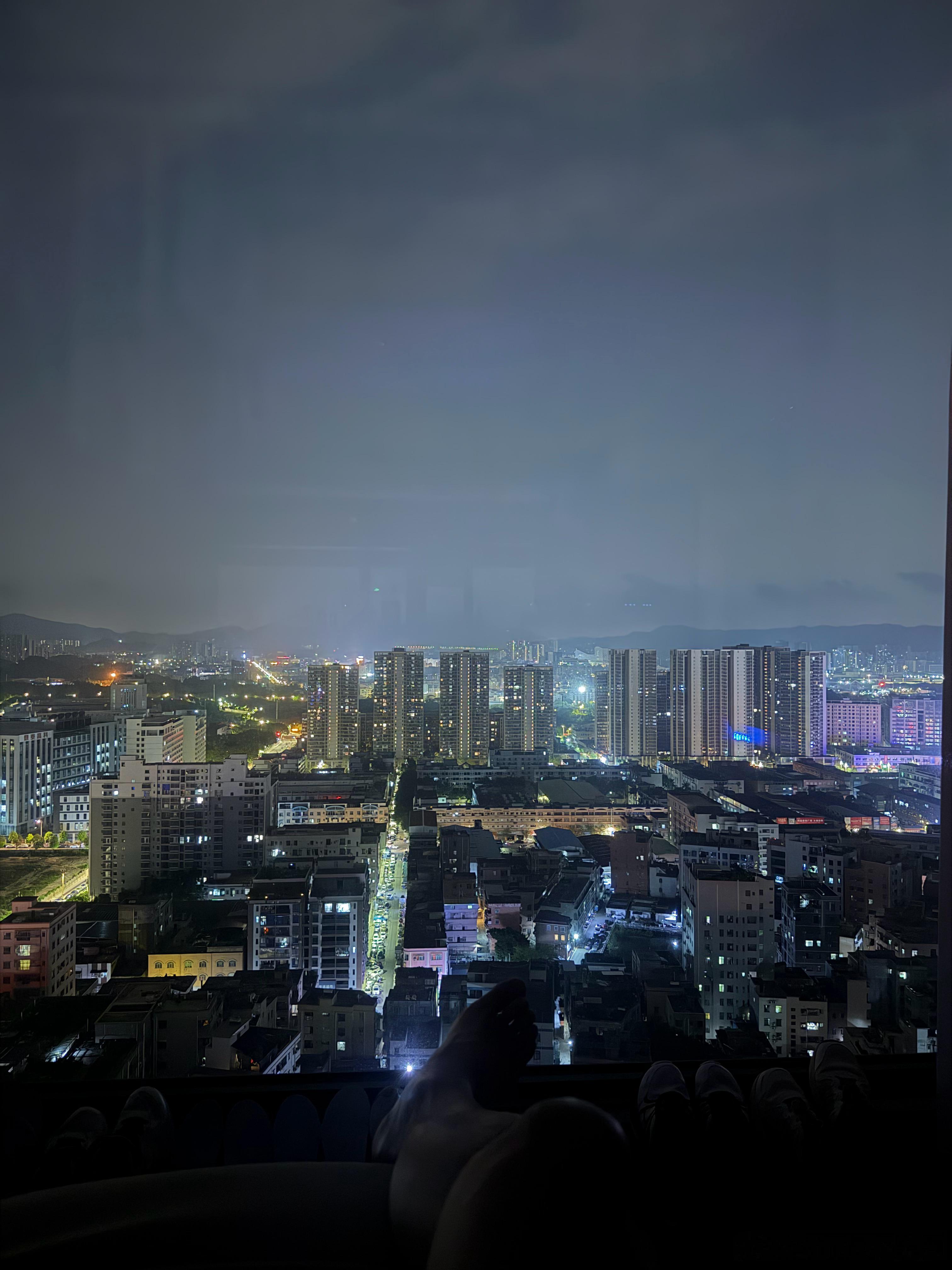 一城灯火，半分安然。 