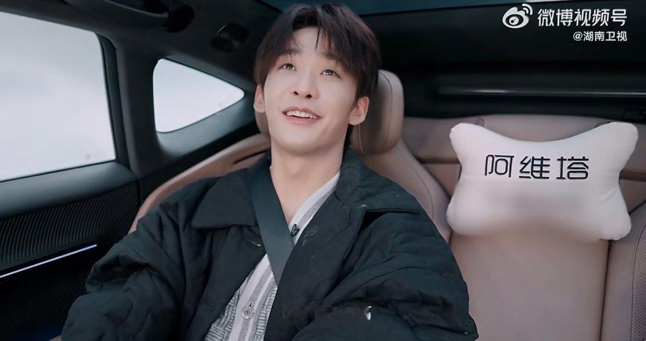 王赫野回忆签约契机湖南卫视背后 王赫野谈签约，称因好乐无荒离机场近先去面试，公司