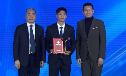 王钰栋获2025中国金童奖浙江队前锋王钰栋斩获2025年中国金童奖（U21），击
